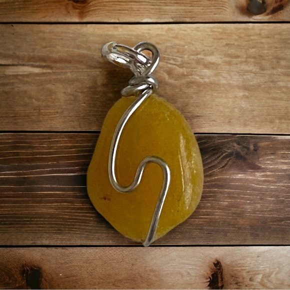 2/$10  Beautiful Yellow Agate Pendant - Picture 1 of 1